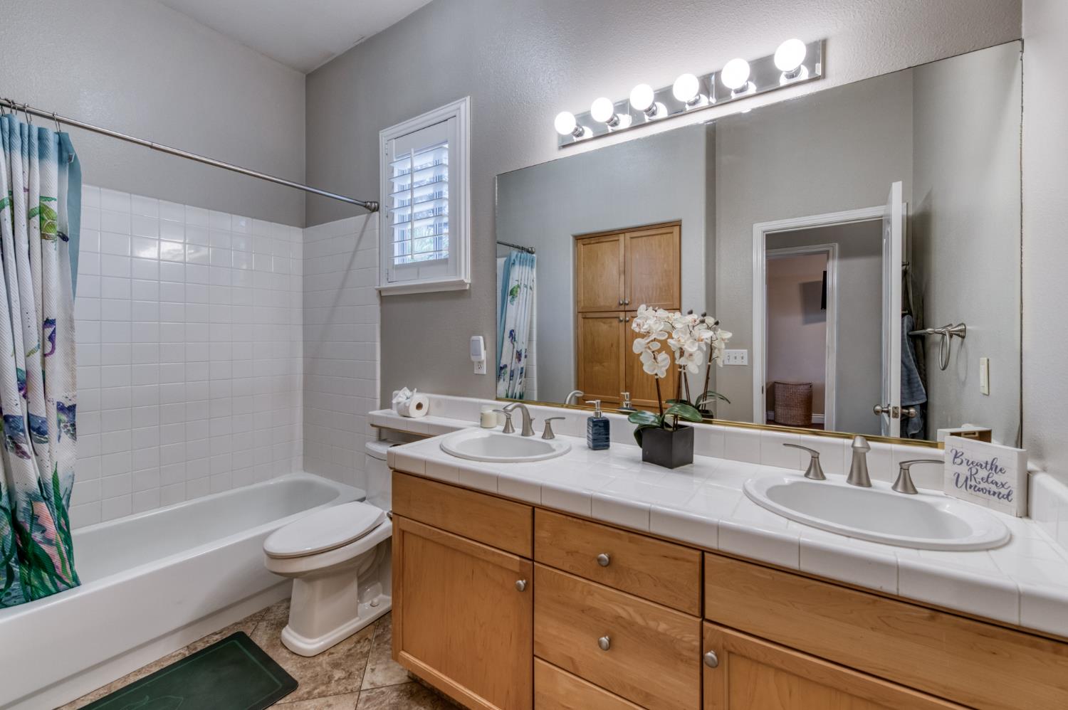 566 W Enterprise Ave, Clovis, CA 93619