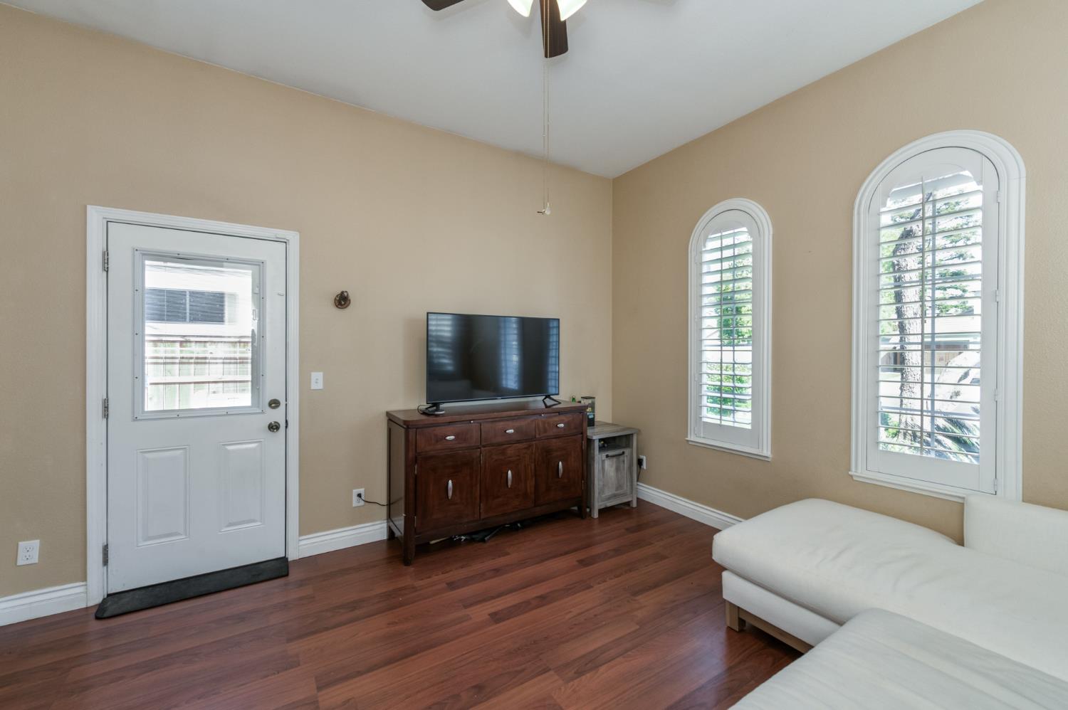 566 W Enterprise Ave, Clovis, CA 93619