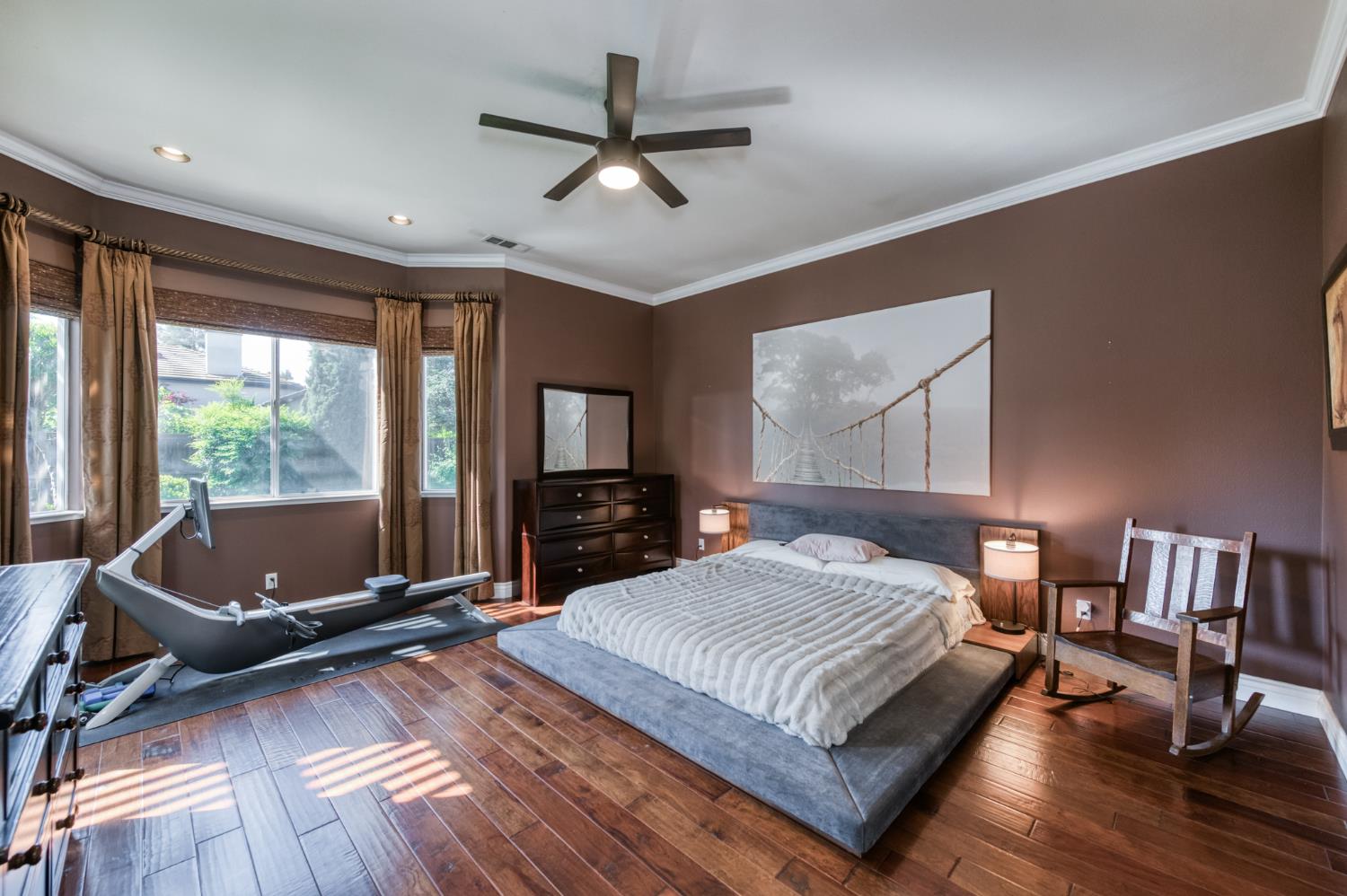 566 W Enterprise Ave, Clovis, CA 93619