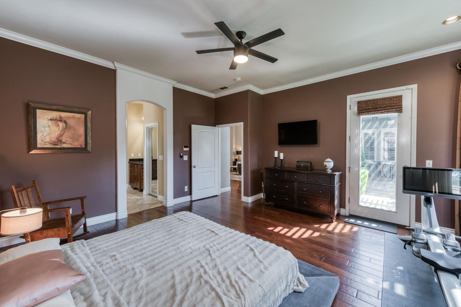 566 W Enterprise Ave, Clovis, CA 93619