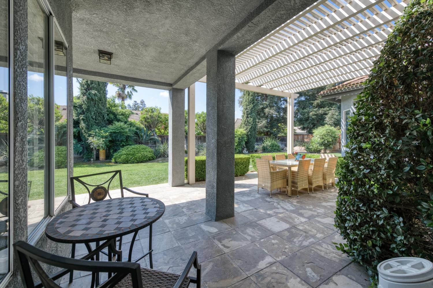 566 W Enterprise Ave, Clovis, CA 93619