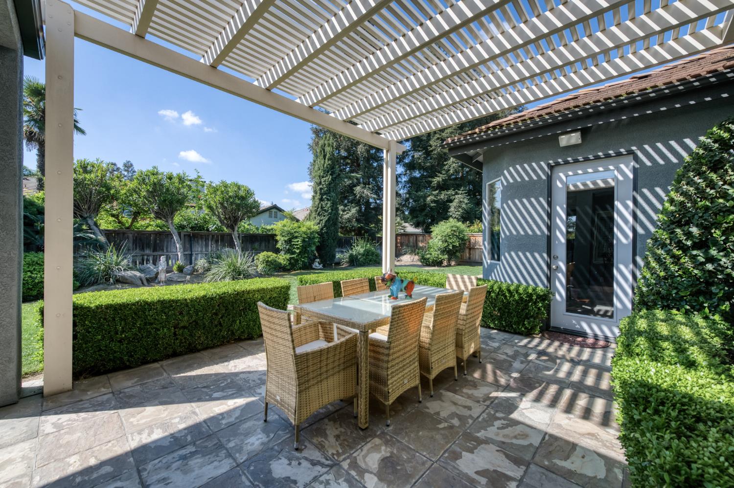 566 W Enterprise Ave, Clovis, CA 93619