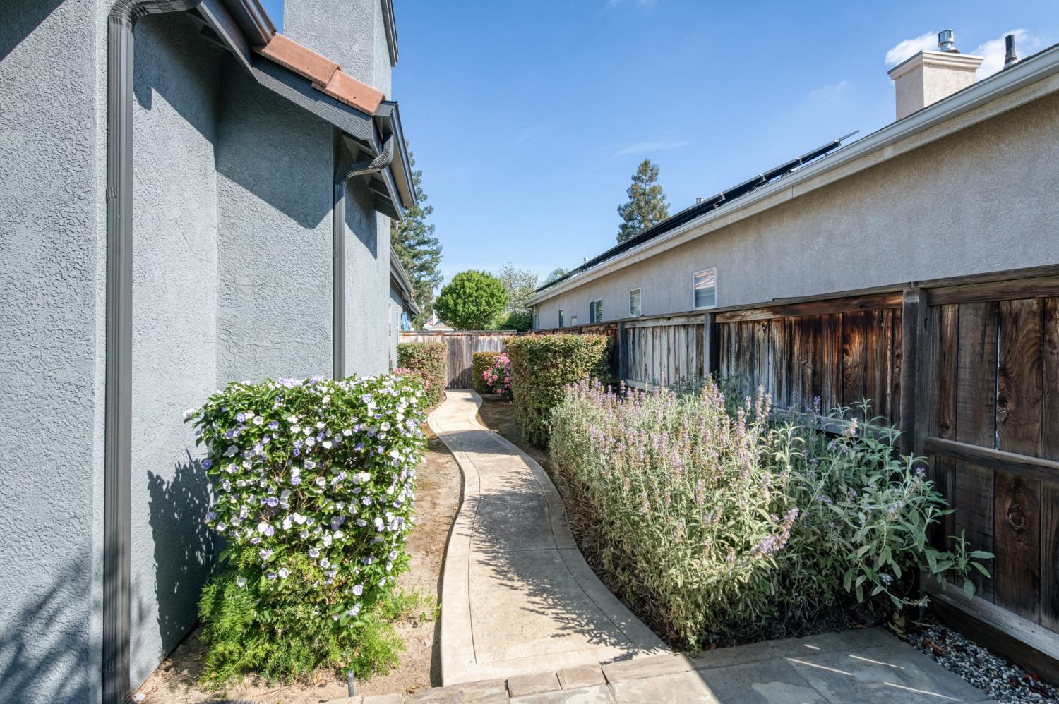 566 W Enterprise Ave, Clovis, CA 93619