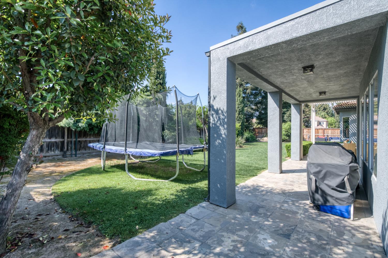 566 W Enterprise Ave, Clovis, CA 93619