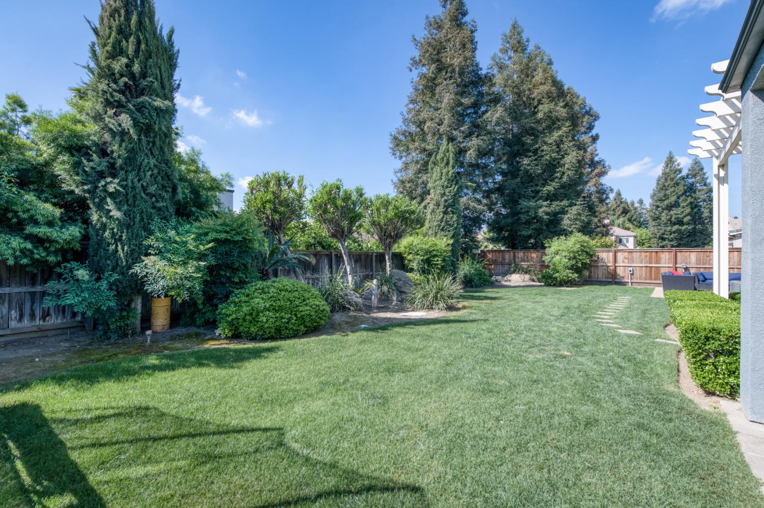 566 W Enterprise Ave, Clovis, CA 93619