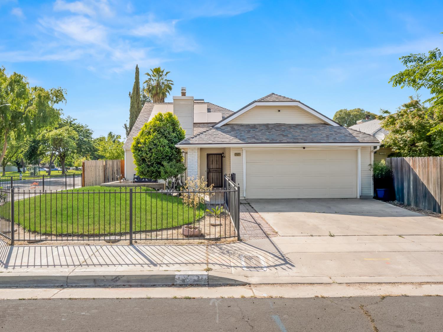 2521 N Selland Ave, Fresno, CA 93722
