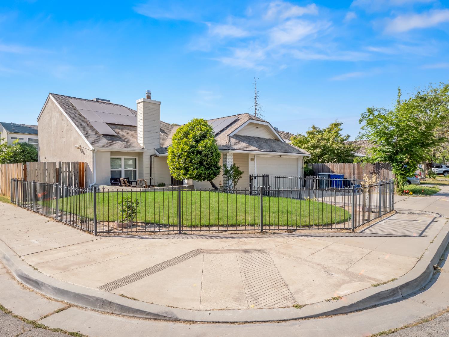 2521 N Selland Ave, Fresno, CA 93722