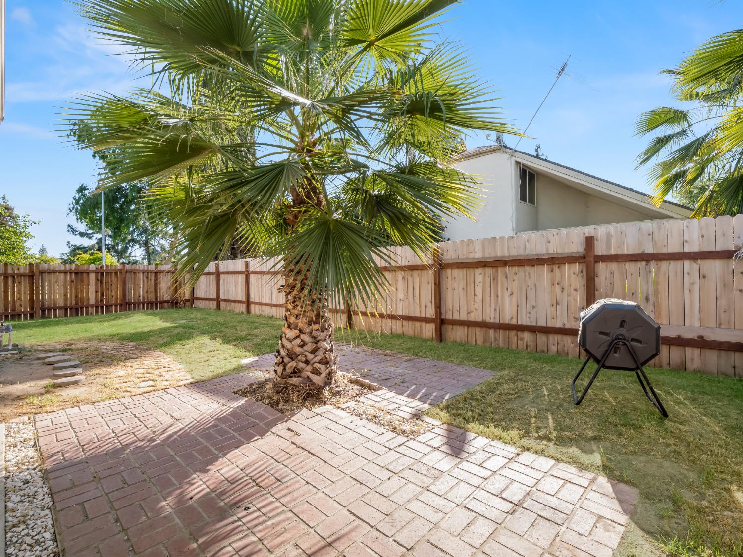 2521 N Selland Ave, Fresno, CA 93722