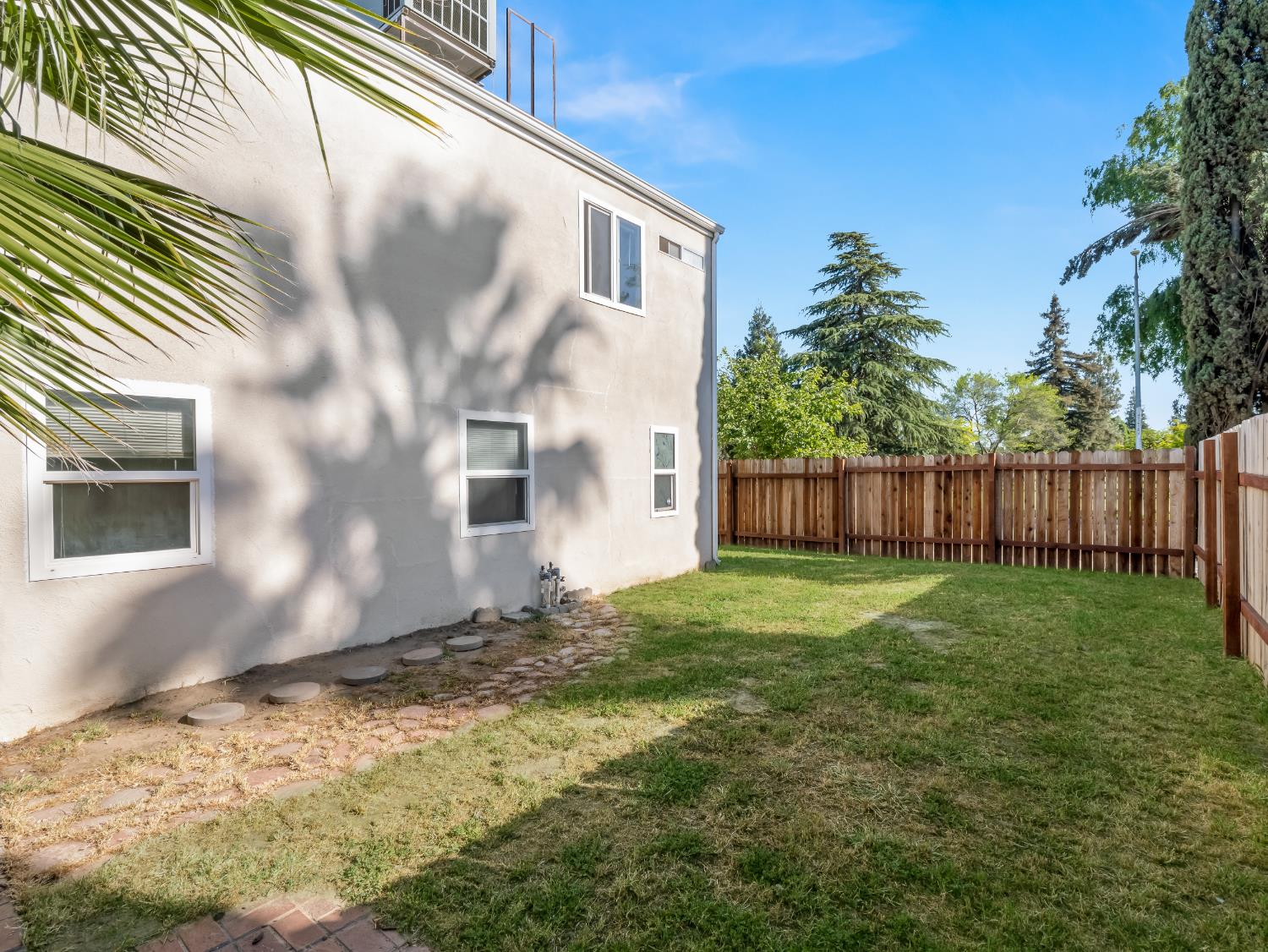 2521 N Selland Ave, Fresno, CA 93722
