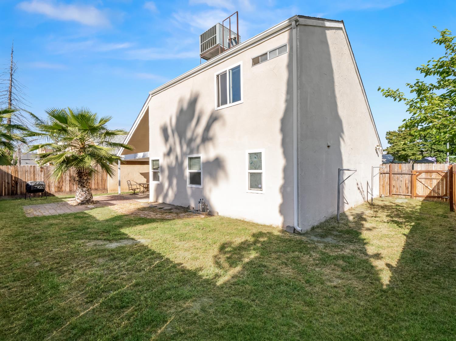 2521 N Selland Ave, Fresno, CA 93722