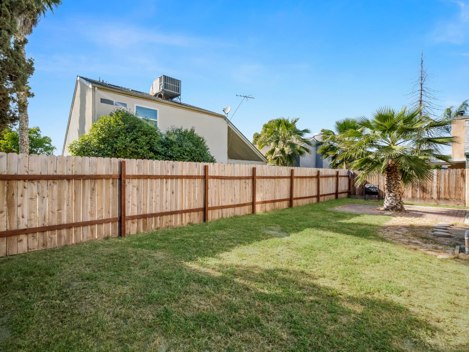 2521 N Selland Ave, Fresno, CA 93722