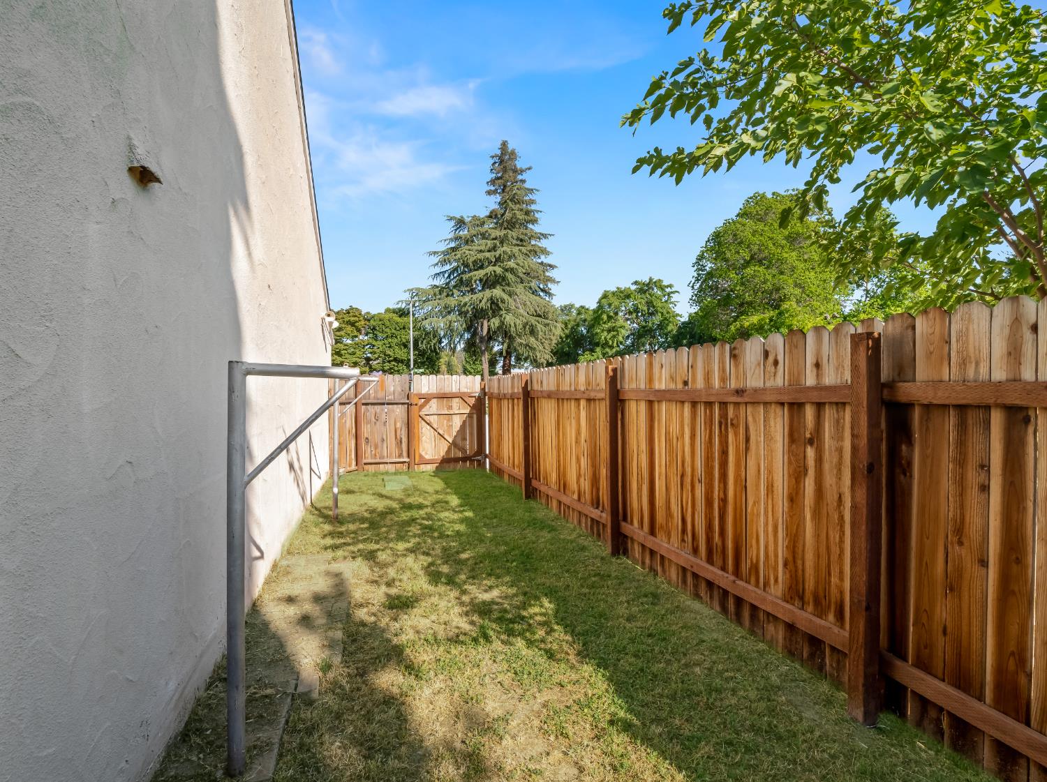 2521 N Selland Ave, Fresno, CA 93722