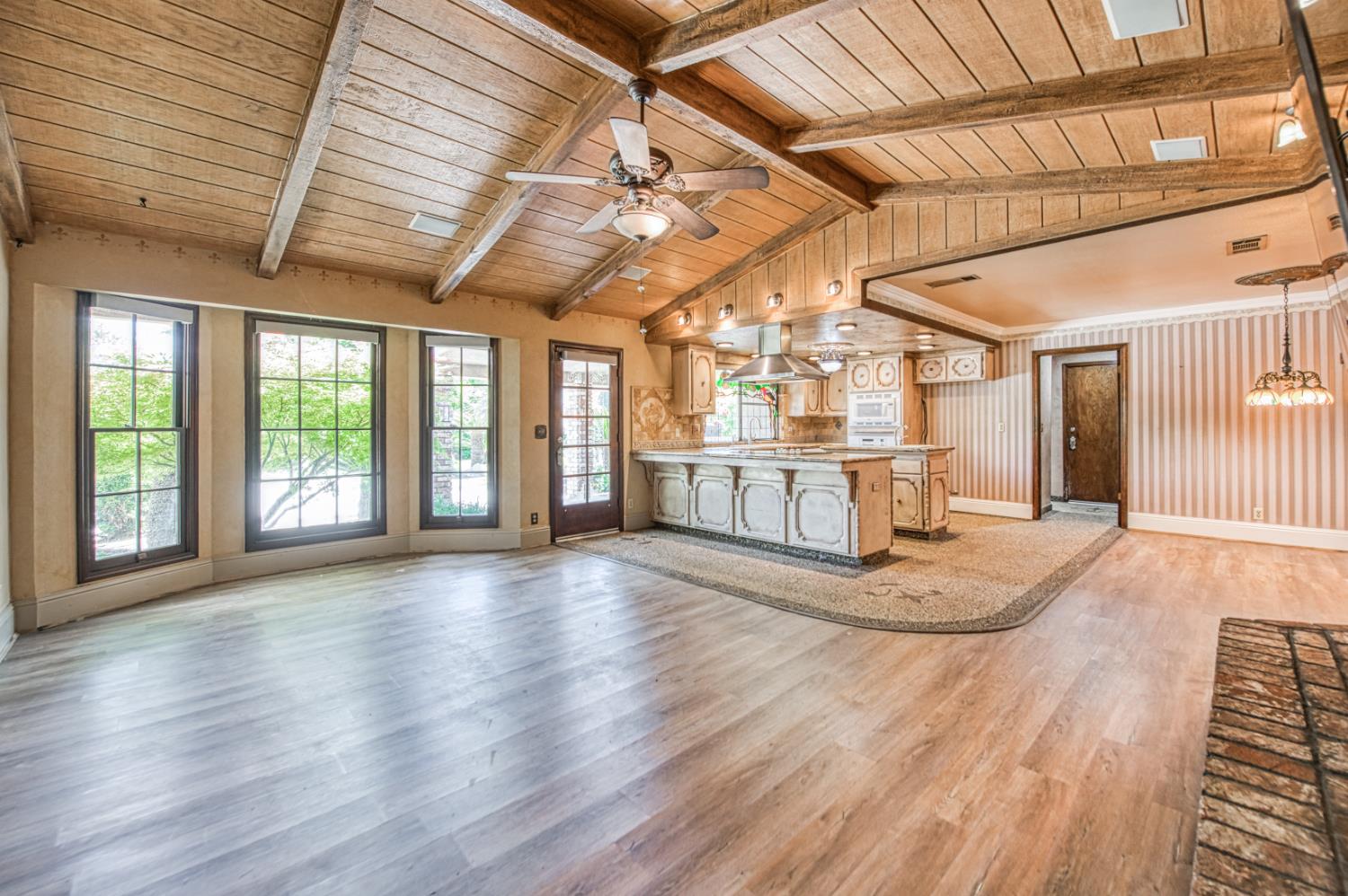 1521 S Bush Ave, Fresno, CA 93727