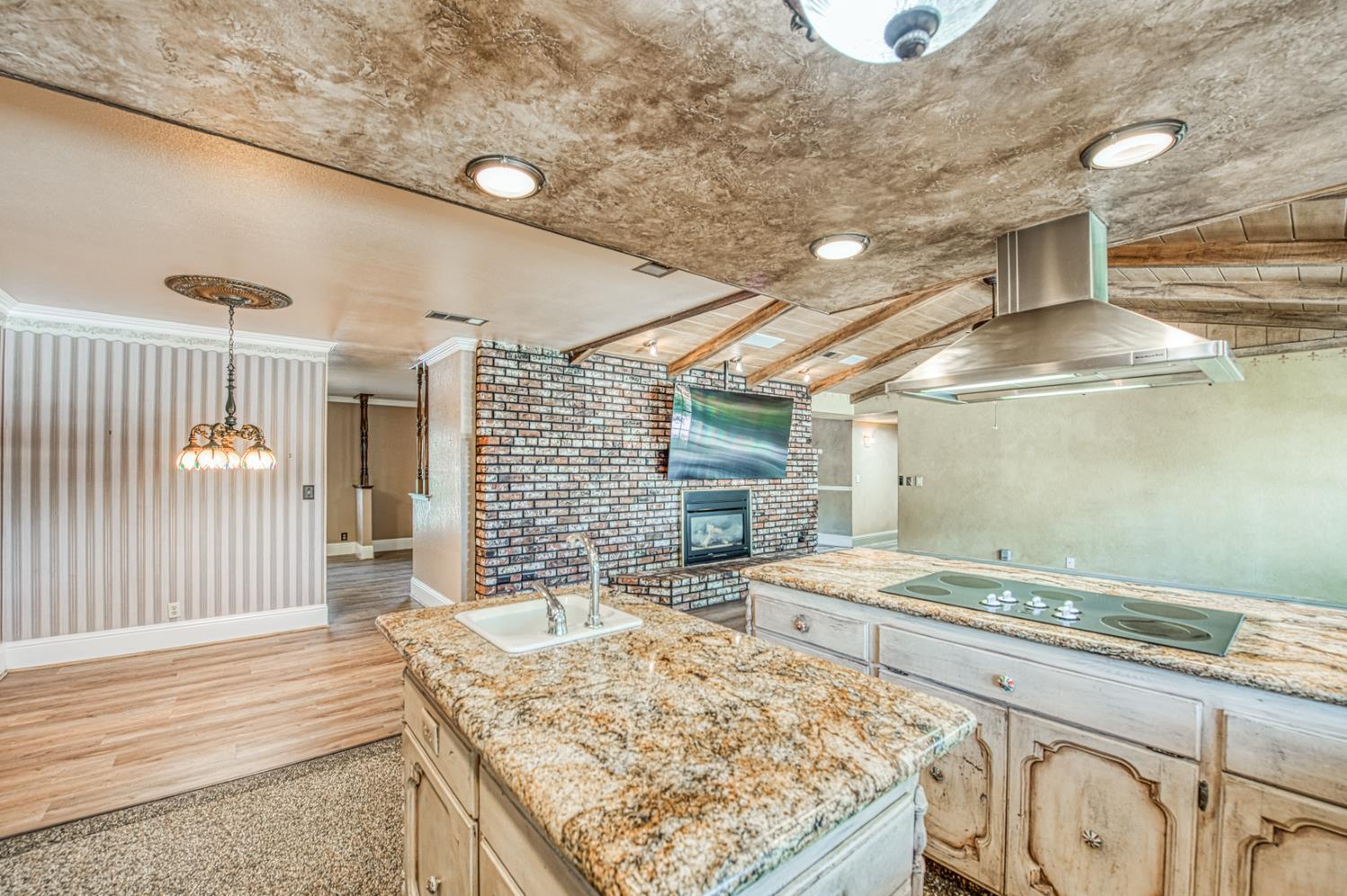 1521 S Bush Ave, Fresno, CA 93727