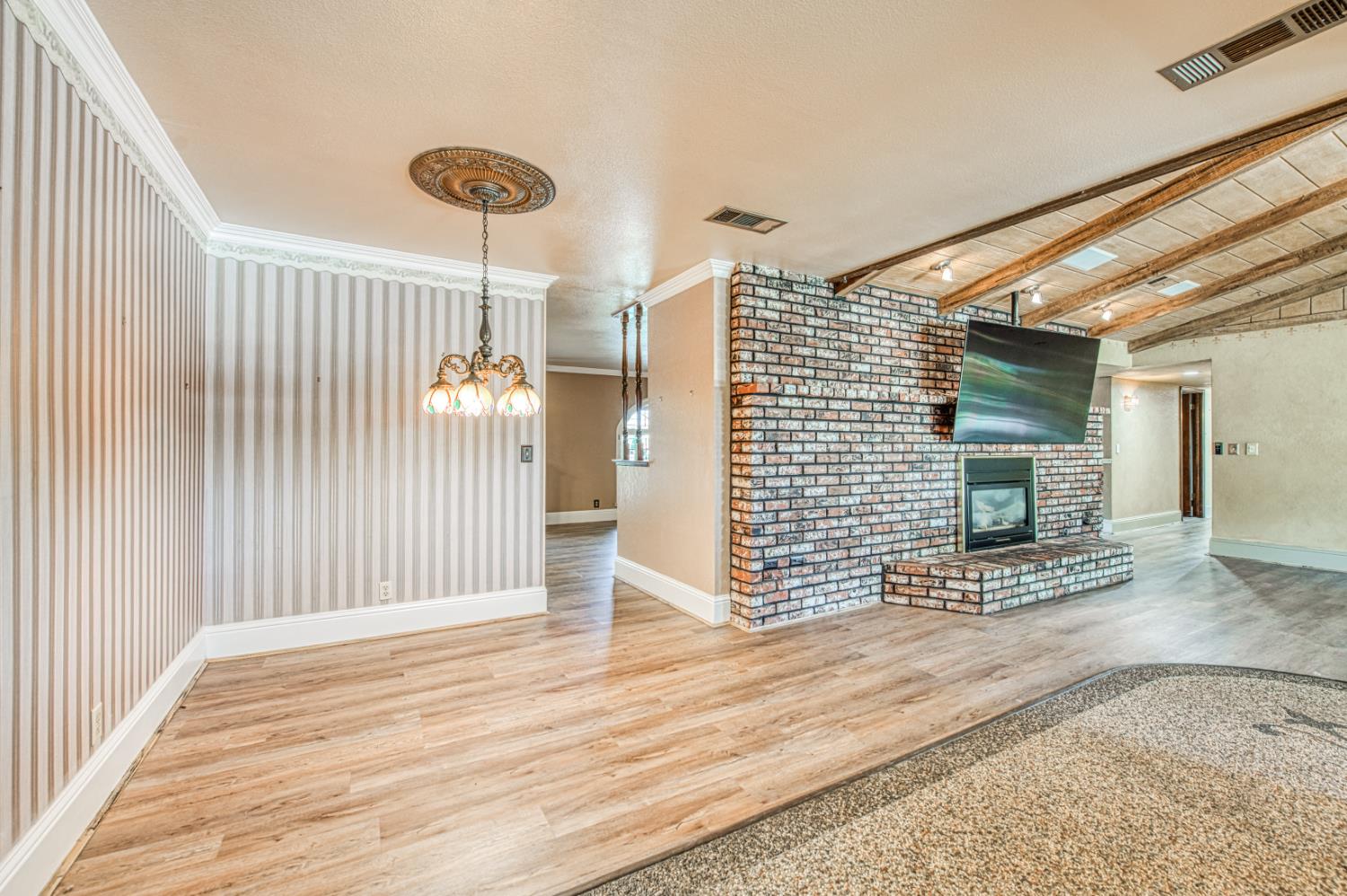 1521 S Bush Ave, Fresno, CA 93727