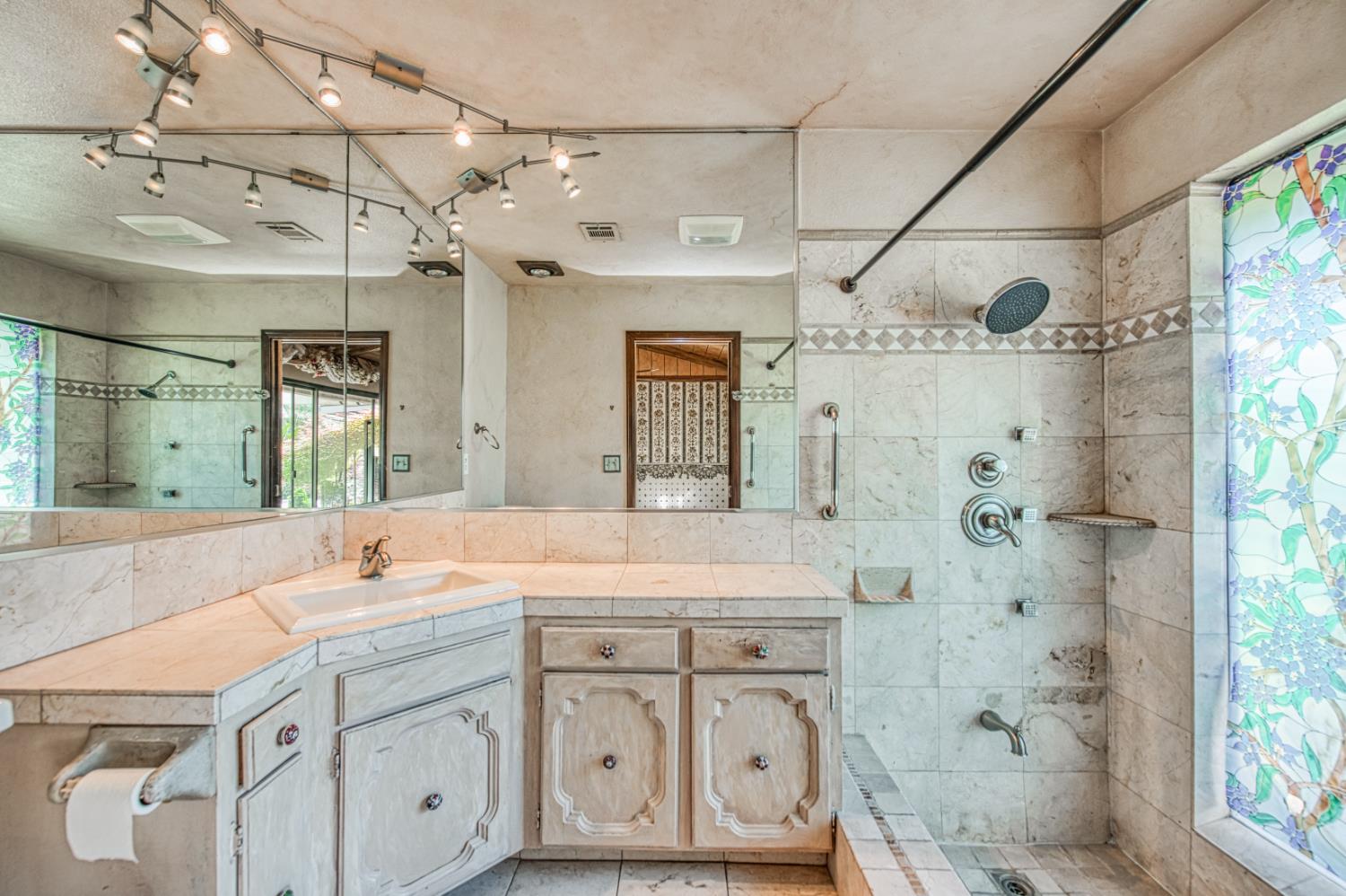 1521 S Bush Ave, Fresno, CA 93727