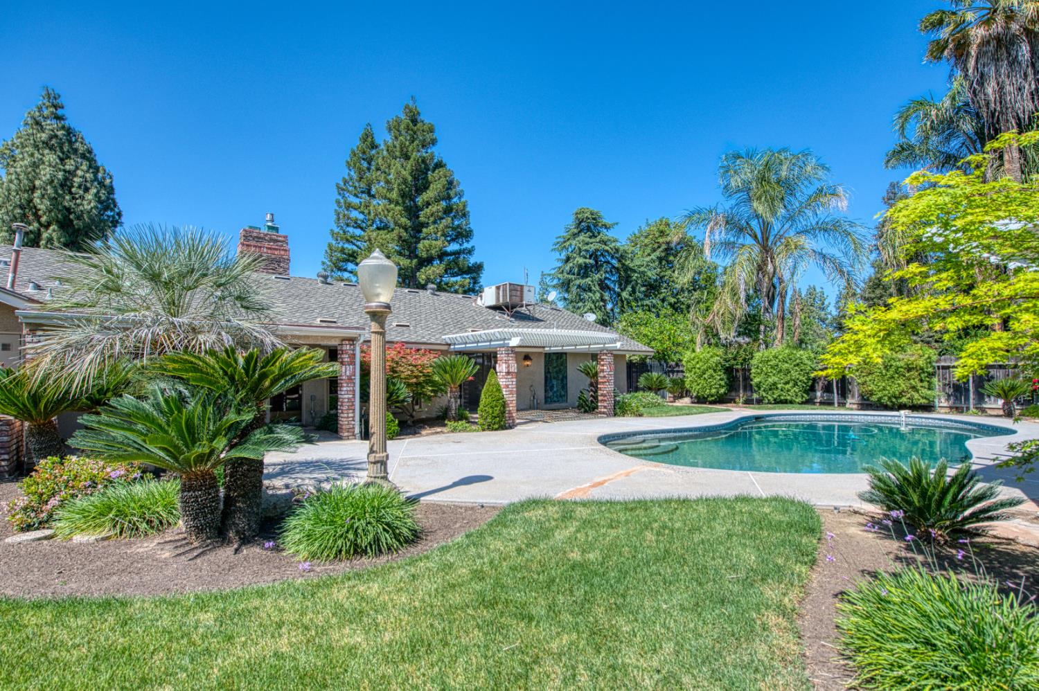 1521 S Bush Ave, Fresno, CA 93727