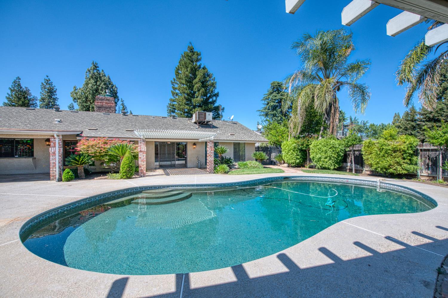 1521 S Bush Ave, Fresno, CA 93727