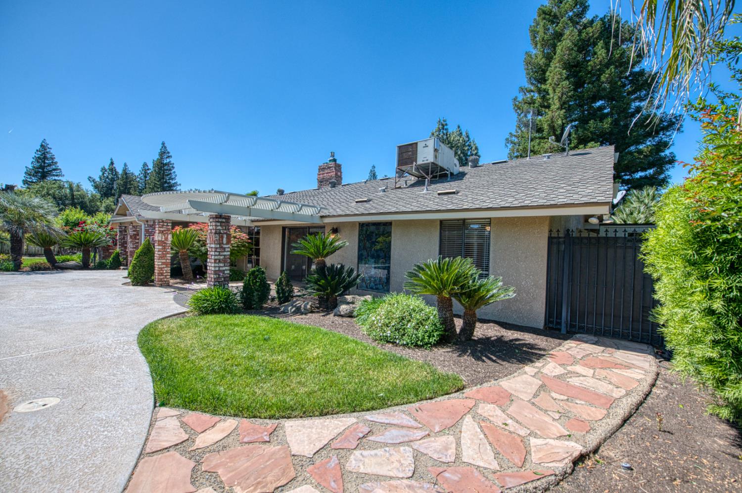 1521 S Bush Ave, Fresno, CA 93727