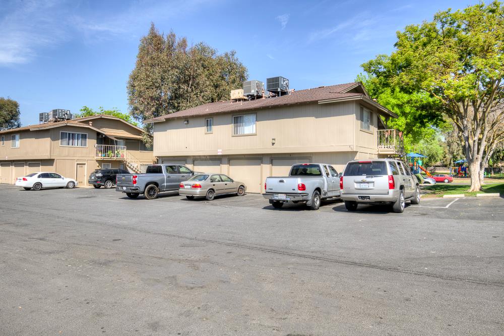 816 Sherwood Way, Madera, CA 93638