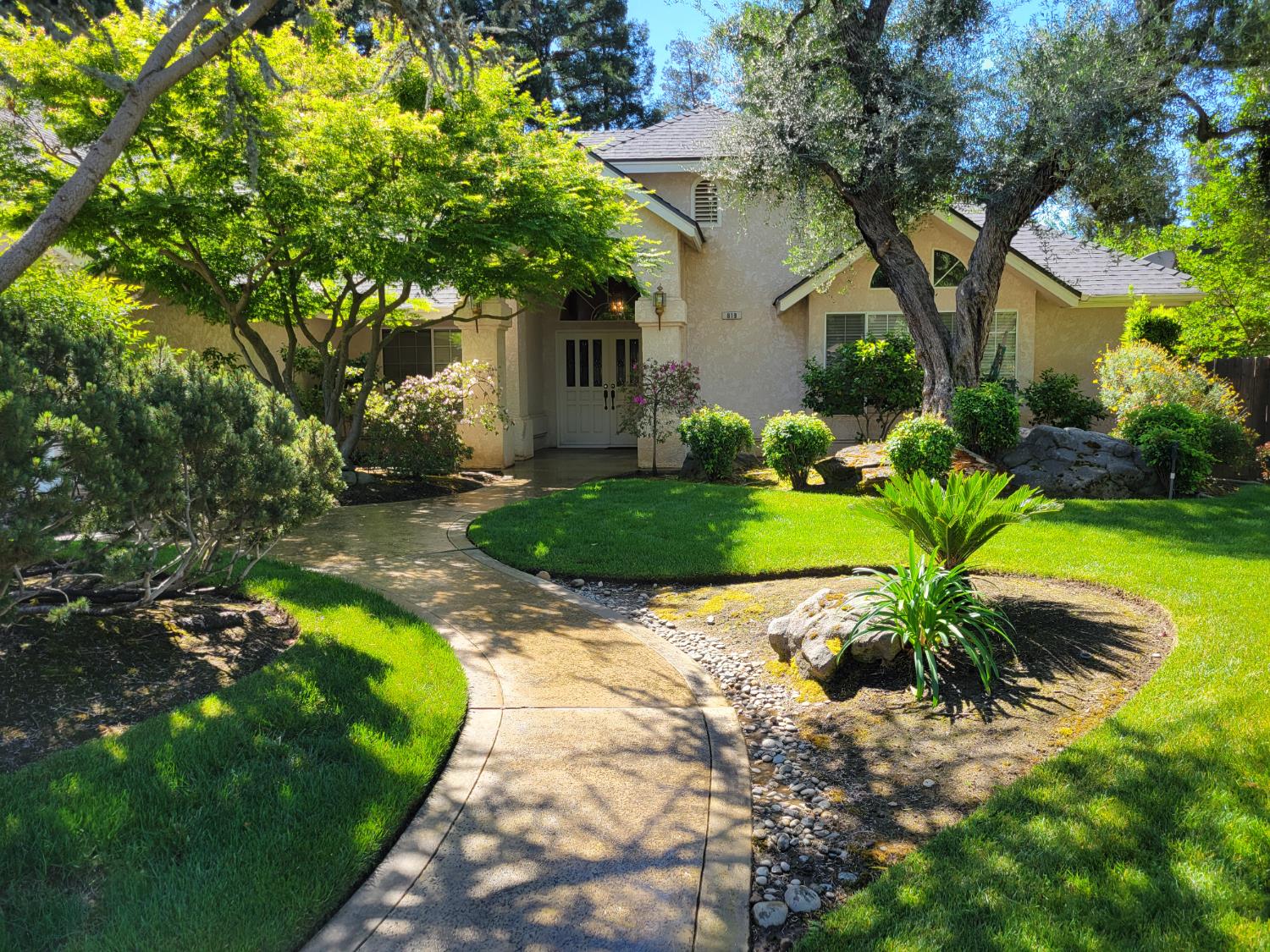 819 E Woodhaven Ln, Fresno, CA 93720