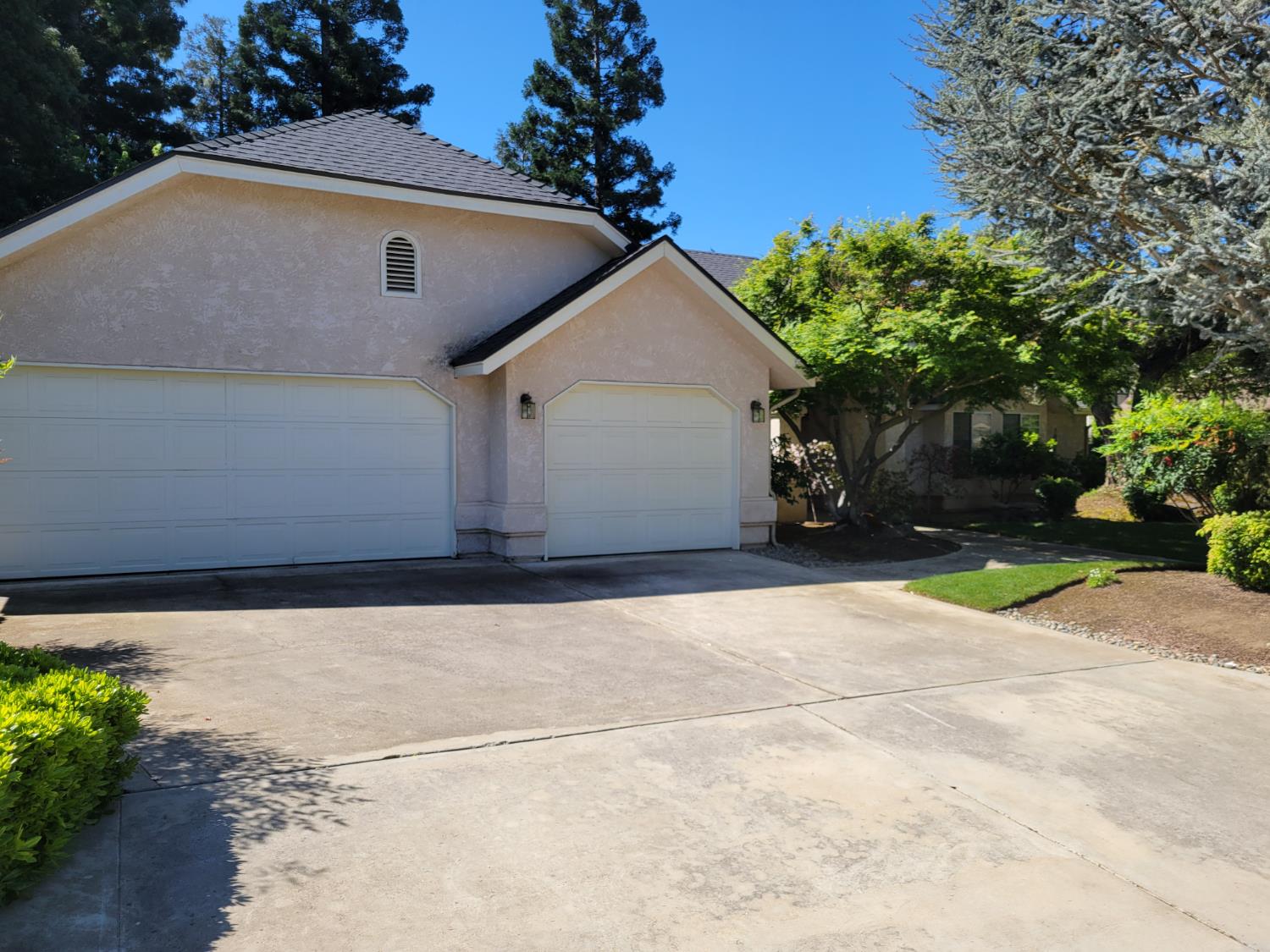 819 E Woodhaven Ln, Fresno, CA 93720