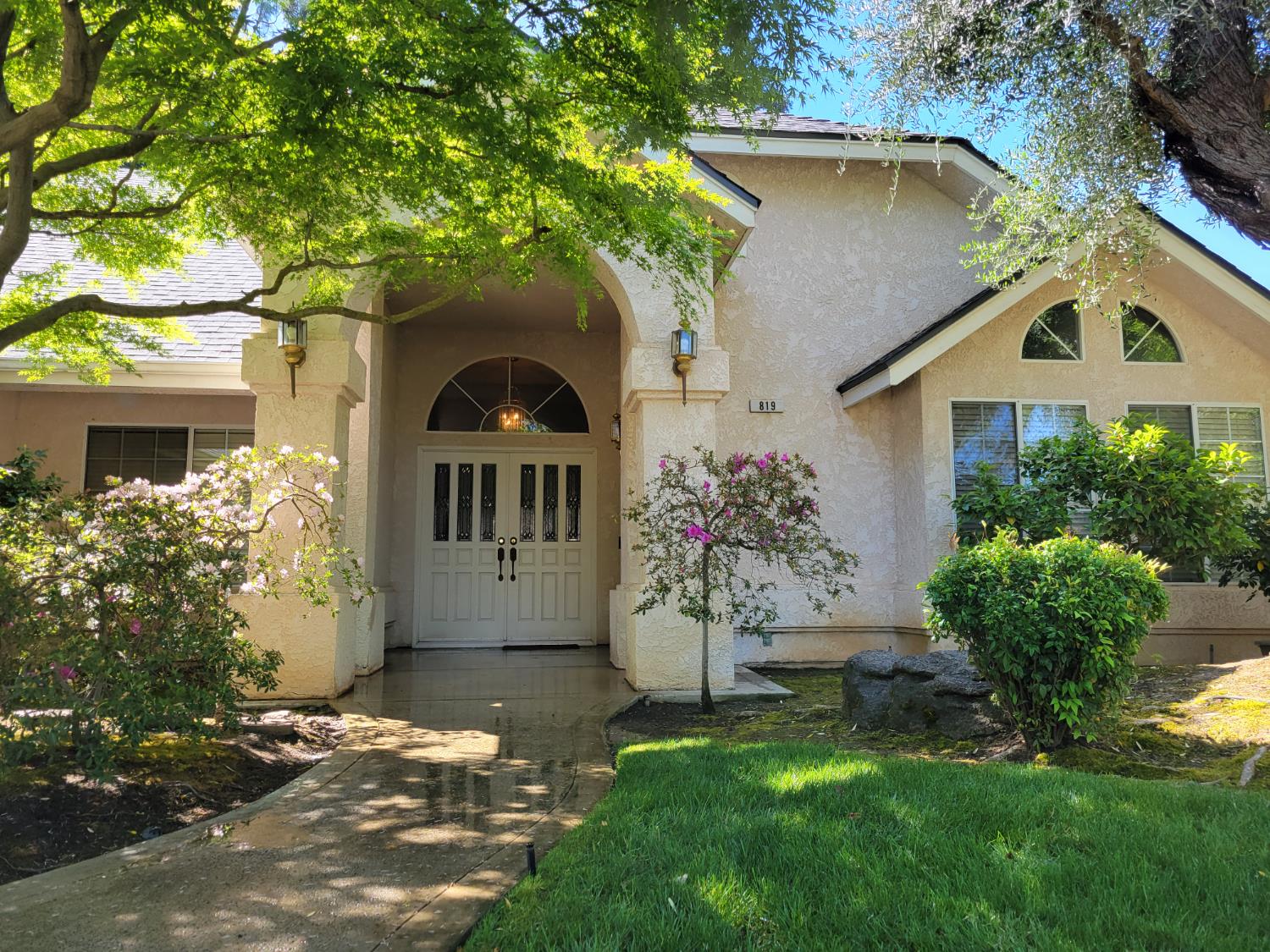 819 E Woodhaven Ln, Fresno, CA 93720