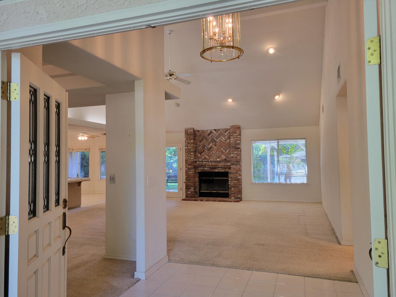 819 E Woodhaven Ln, Fresno, CA 93720