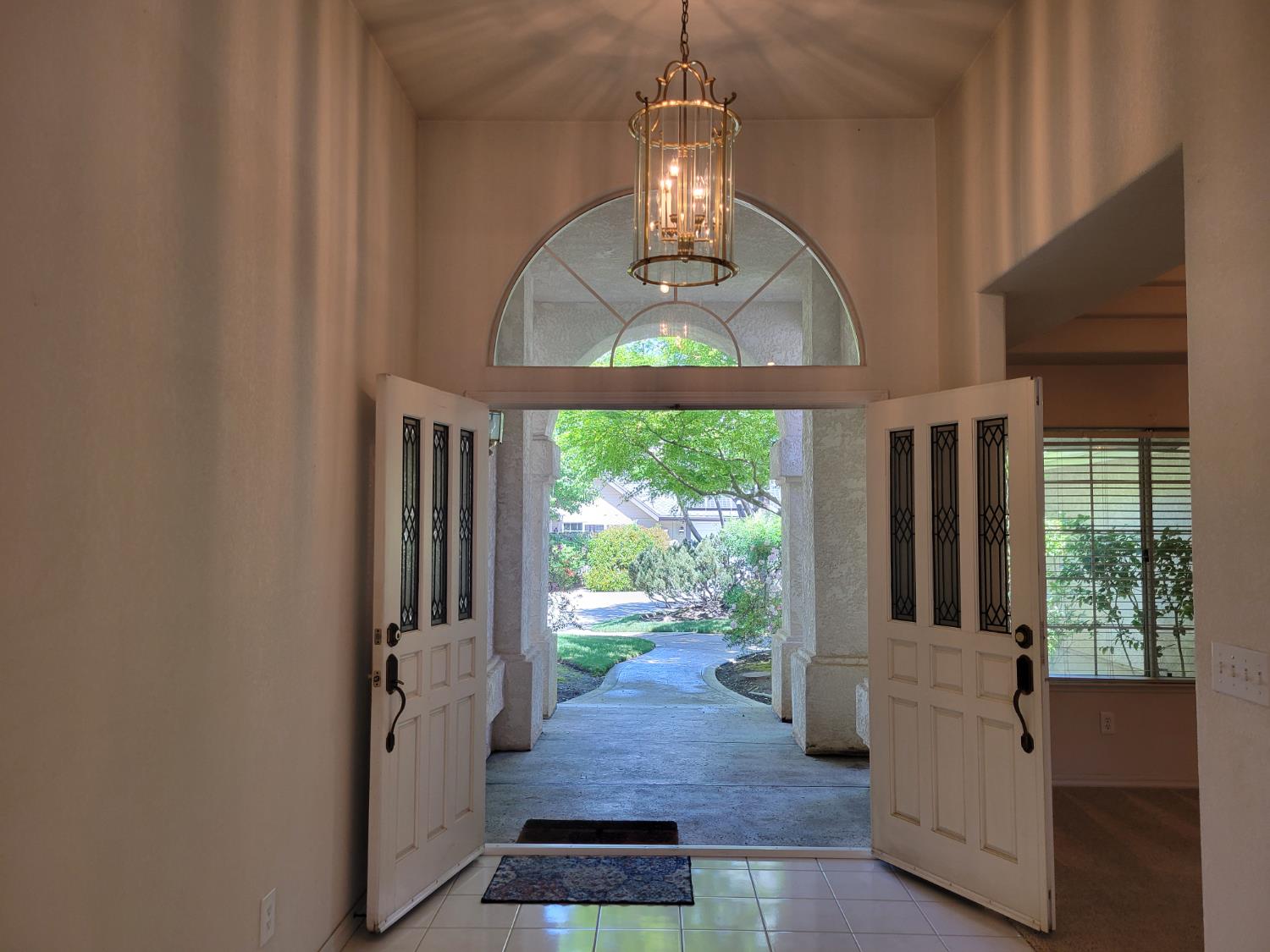 819 E Woodhaven Ln, Fresno, CA 93720