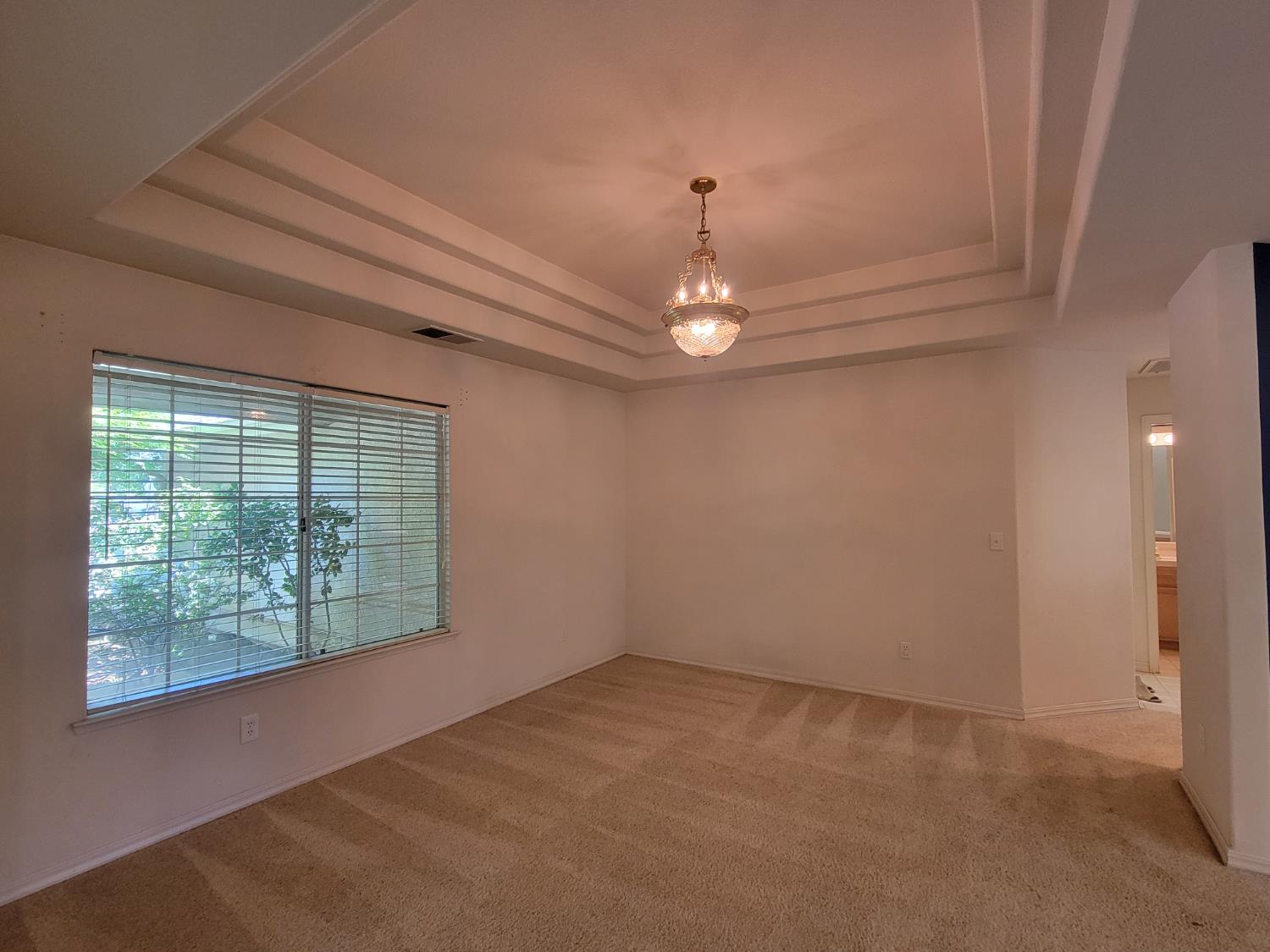 819 E Woodhaven Ln, Fresno, CA 93720