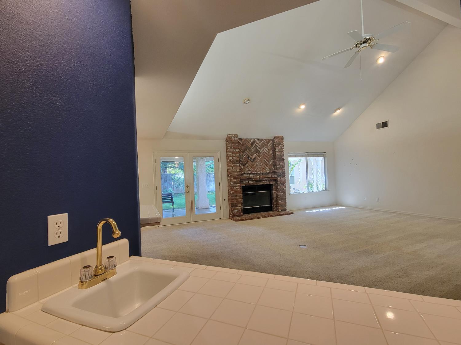 819 E Woodhaven Ln, Fresno, CA 93720