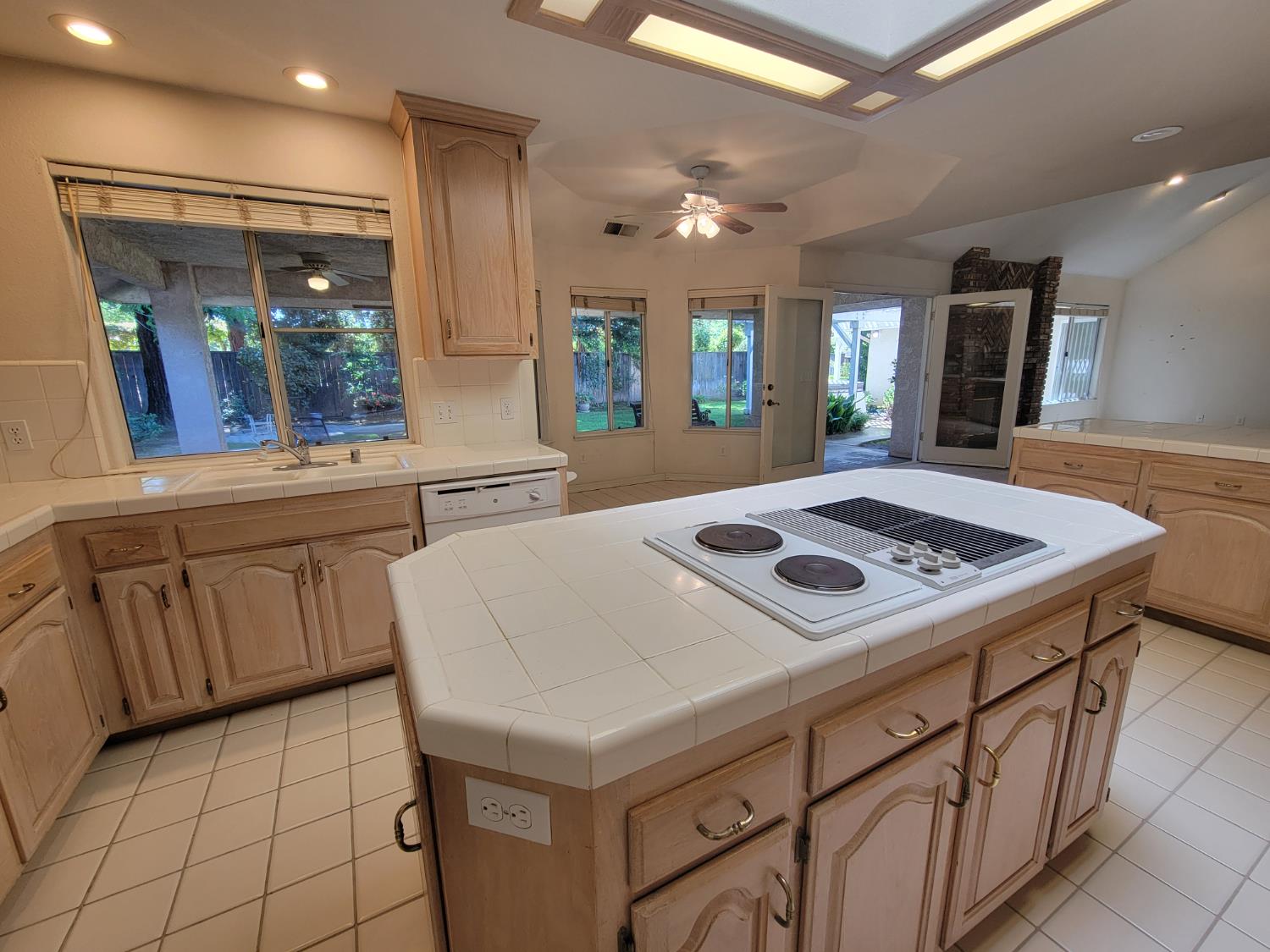 819 E Woodhaven Ln, Fresno, CA 93720