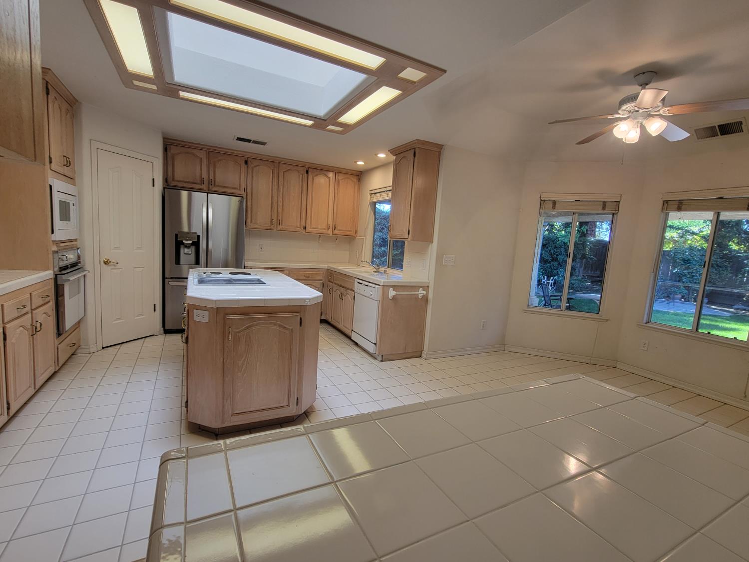 819 E Woodhaven Ln, Fresno, CA 93720