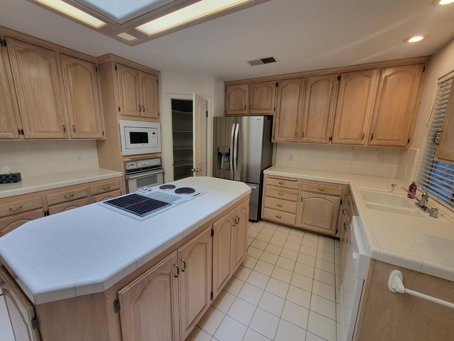 819 E Woodhaven Ln, Fresno, CA 93720