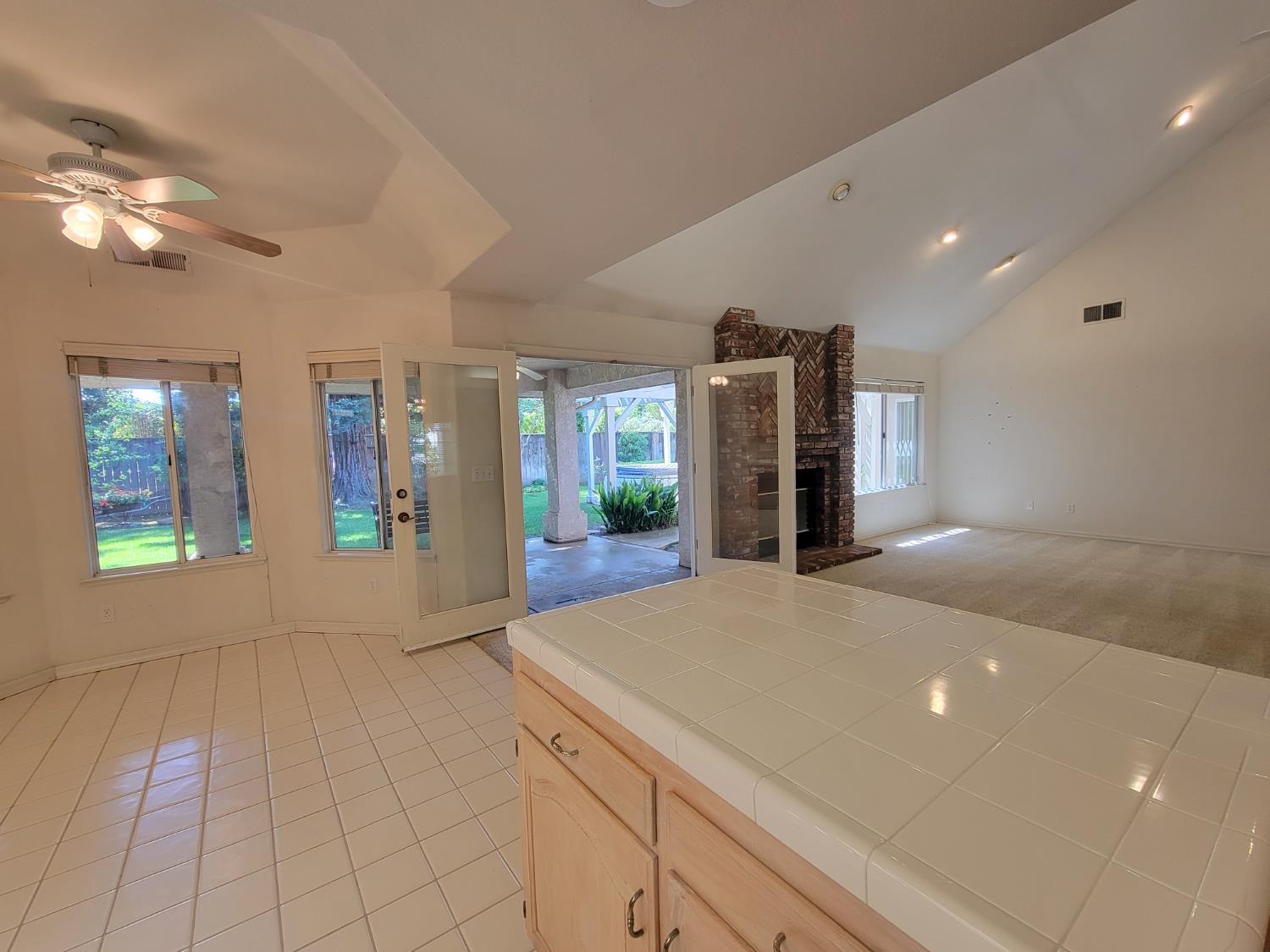 819 E Woodhaven Ln, Fresno, CA 93720