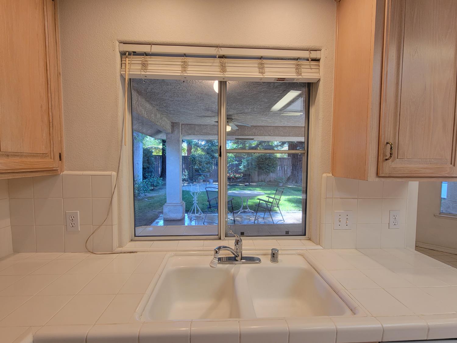 819 E Woodhaven Ln, Fresno, CA 93720