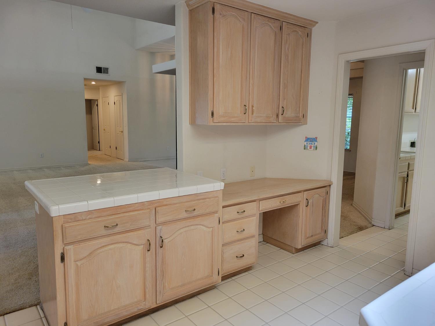 819 E Woodhaven Ln, Fresno, CA 93720