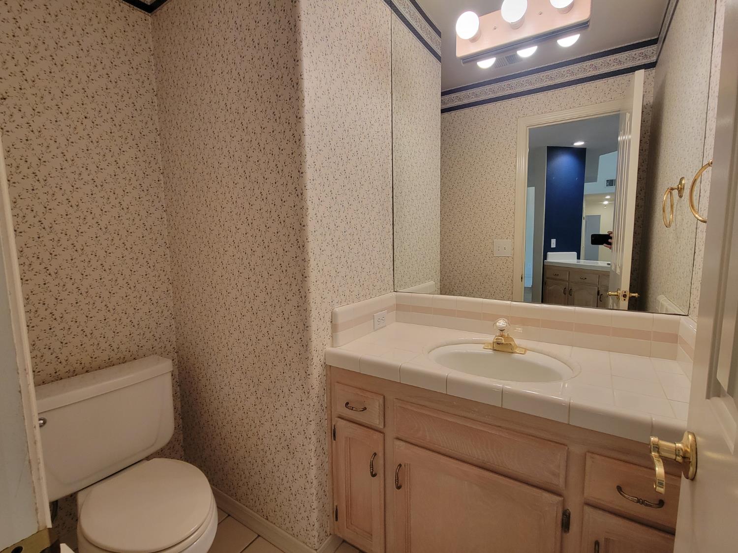 819 E Woodhaven Ln, Fresno, CA 93720