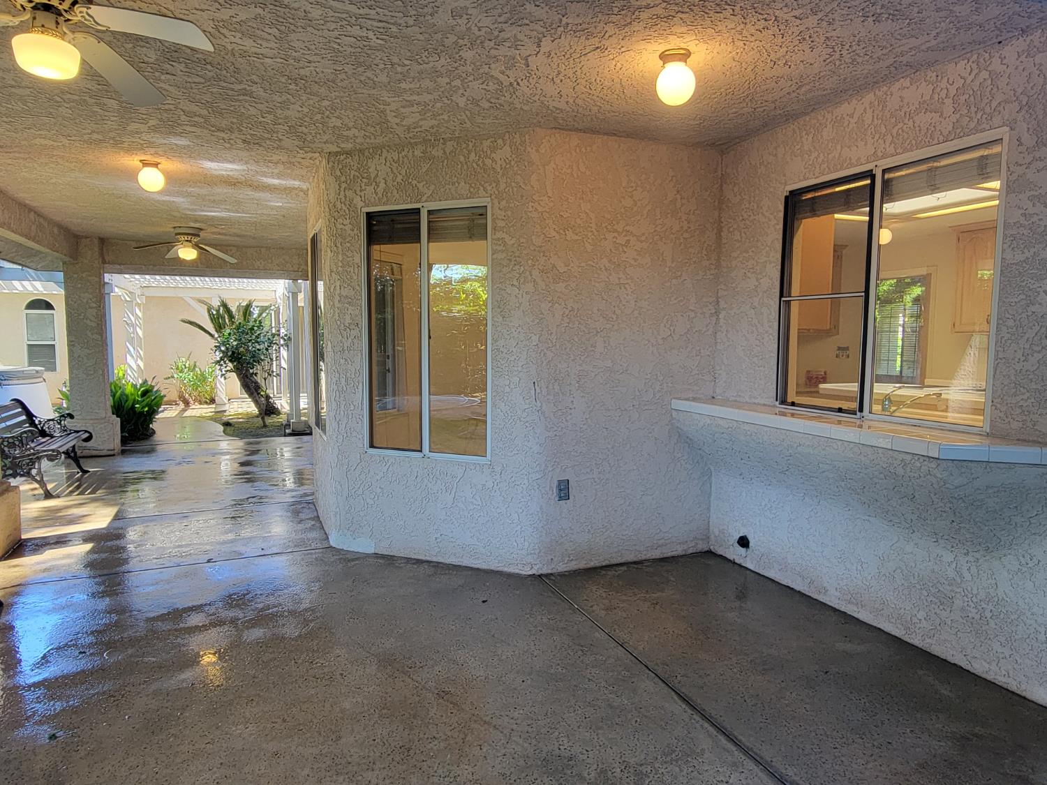 819 E Woodhaven Ln, Fresno, CA 93720