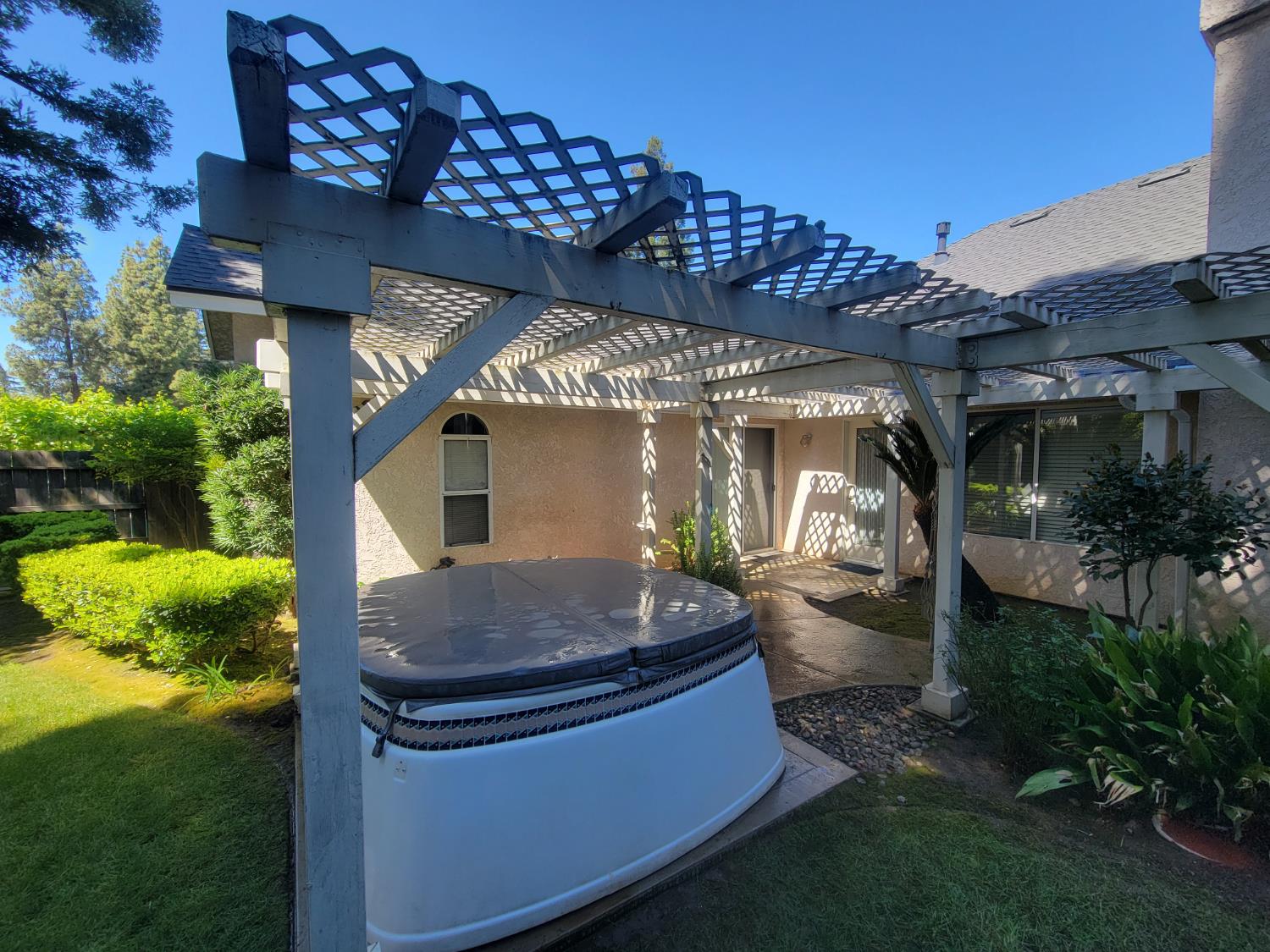 819 E Woodhaven Ln, Fresno, CA 93720