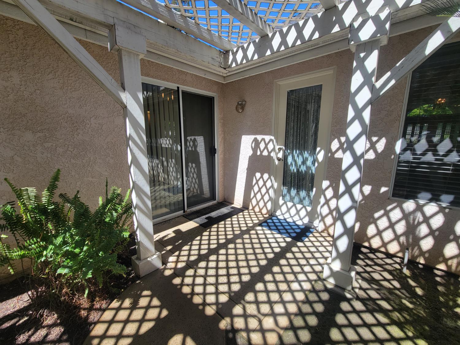 819 E Woodhaven Ln, Fresno, CA 93720