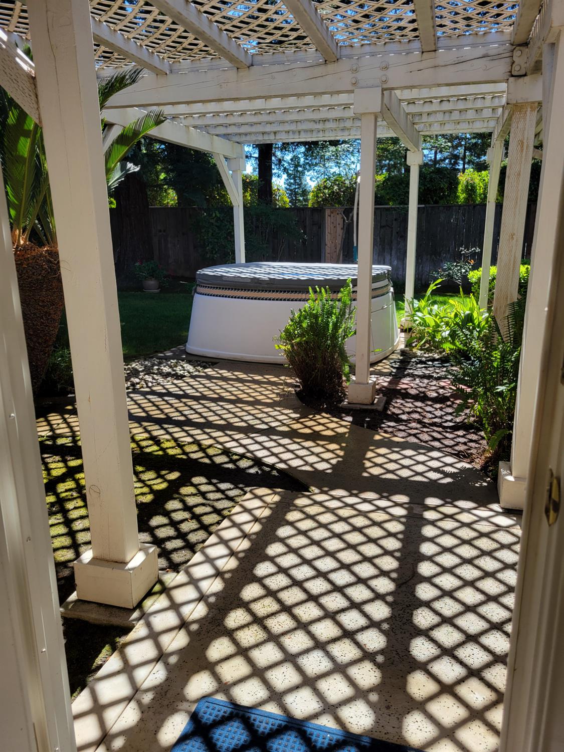 819 E Woodhaven Ln, Fresno, CA 93720