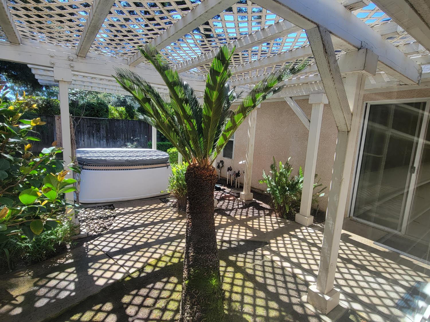 819 E Woodhaven Ln, Fresno, CA 93720