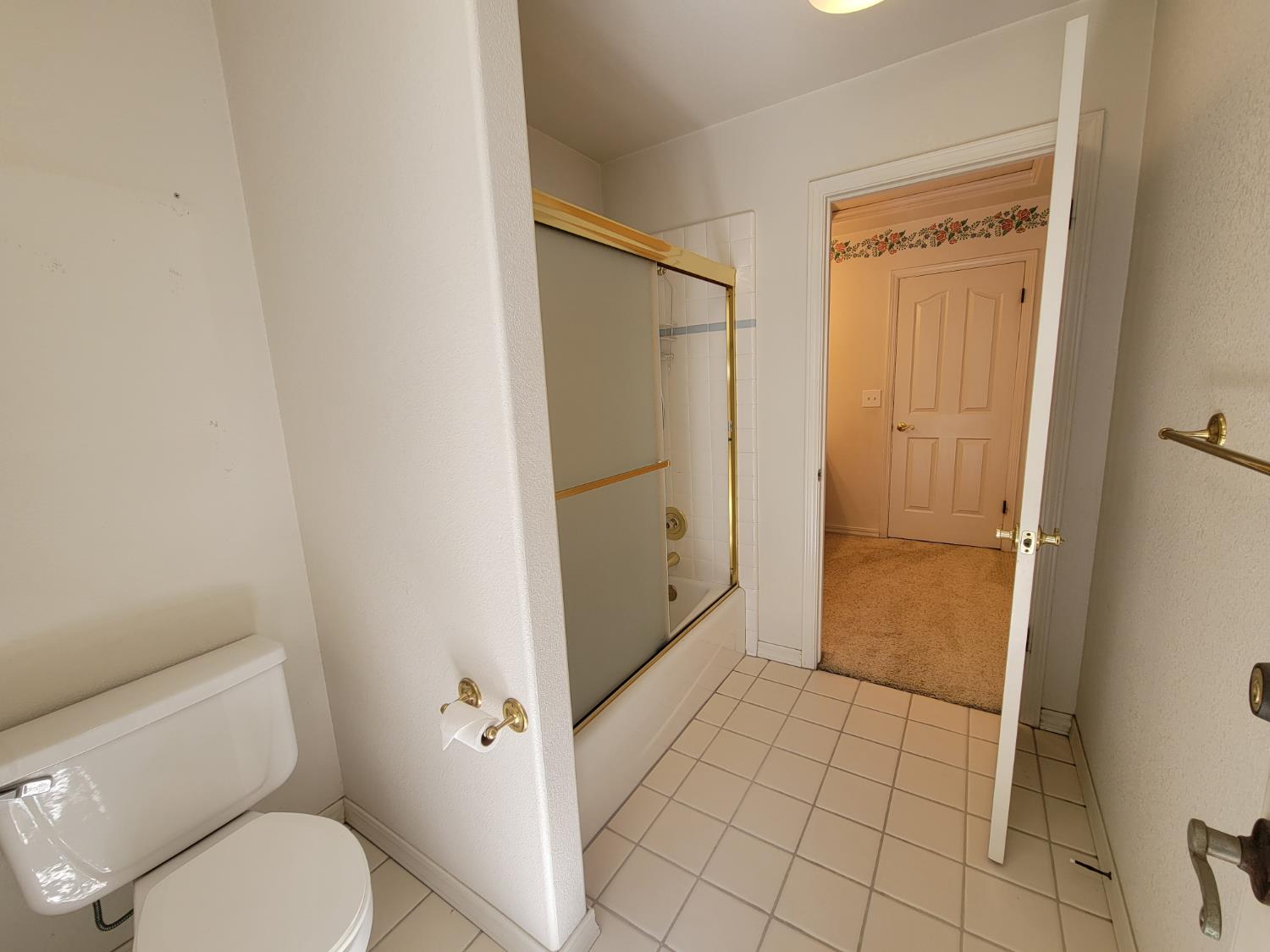 819 E Woodhaven Ln, Fresno, CA 93720