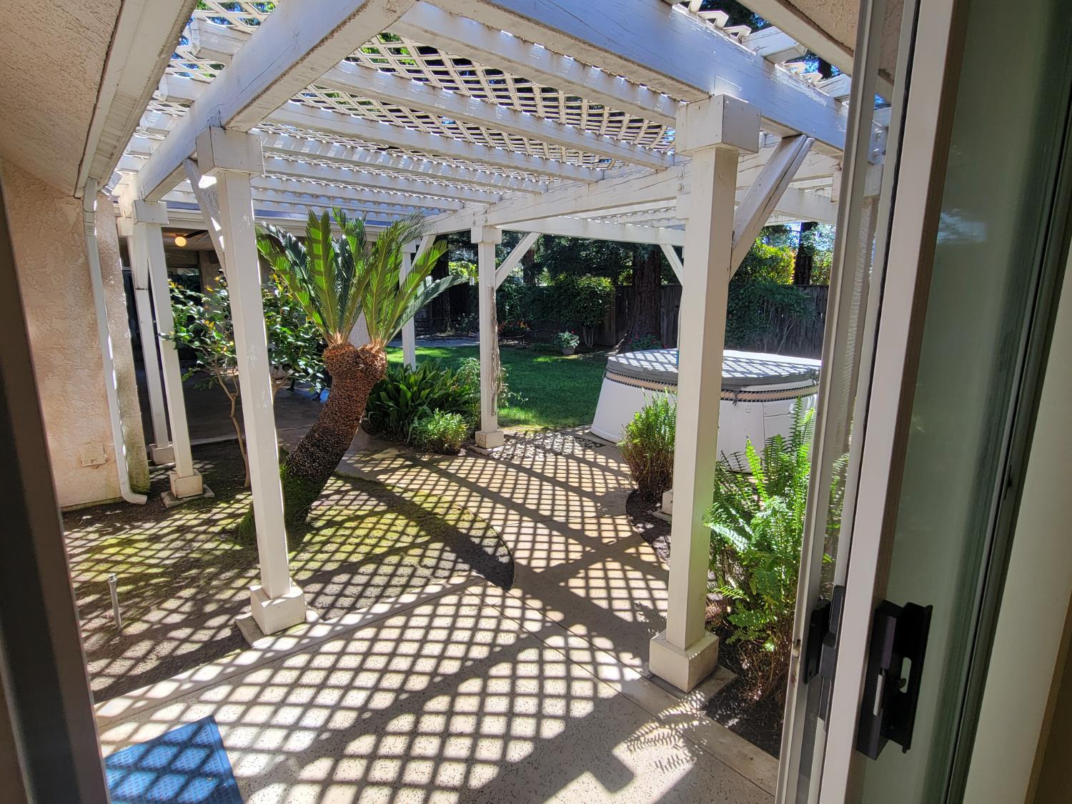 819 E Woodhaven Ln, Fresno, CA 93720