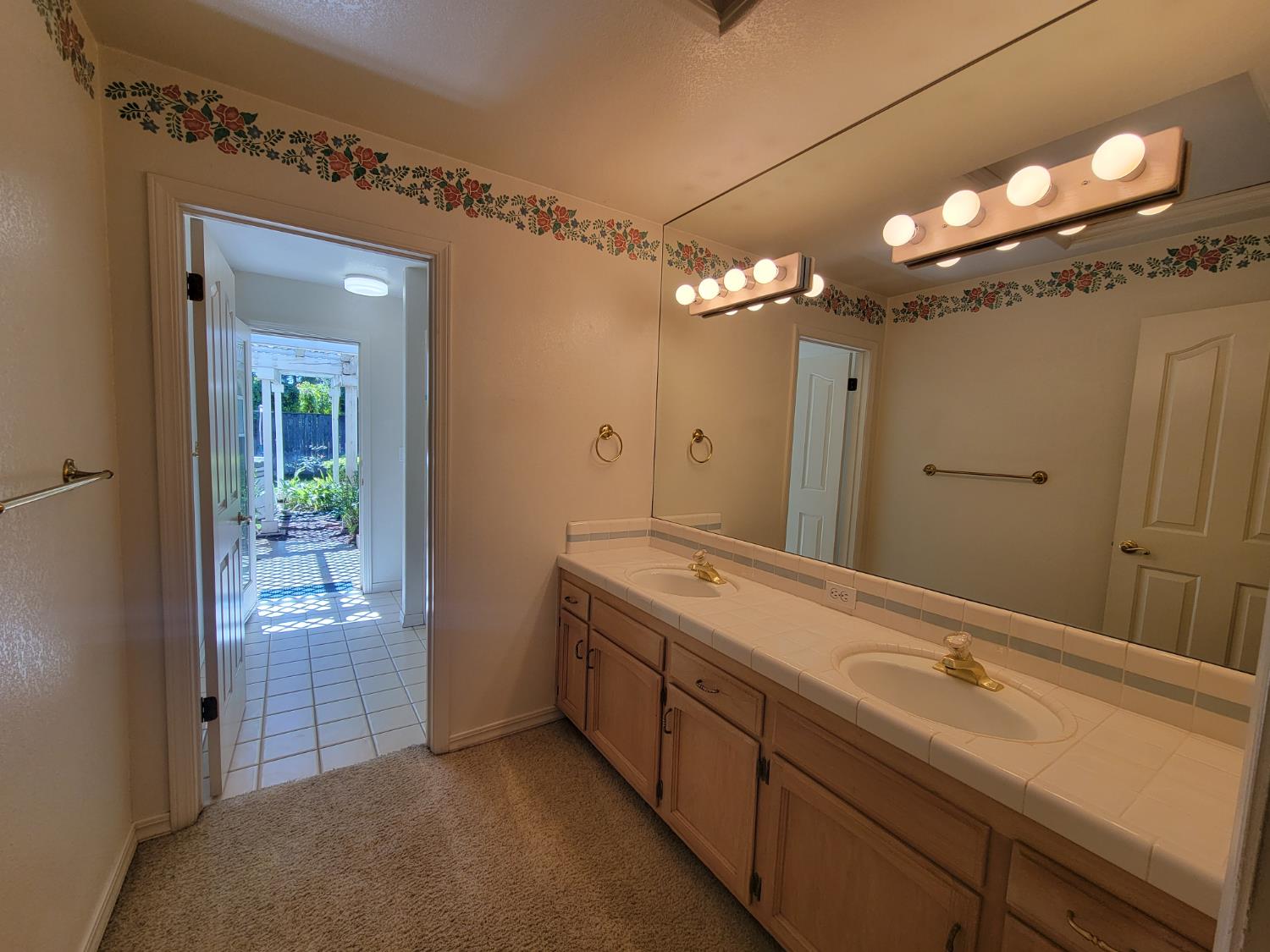 819 E Woodhaven Ln, Fresno, CA 93720