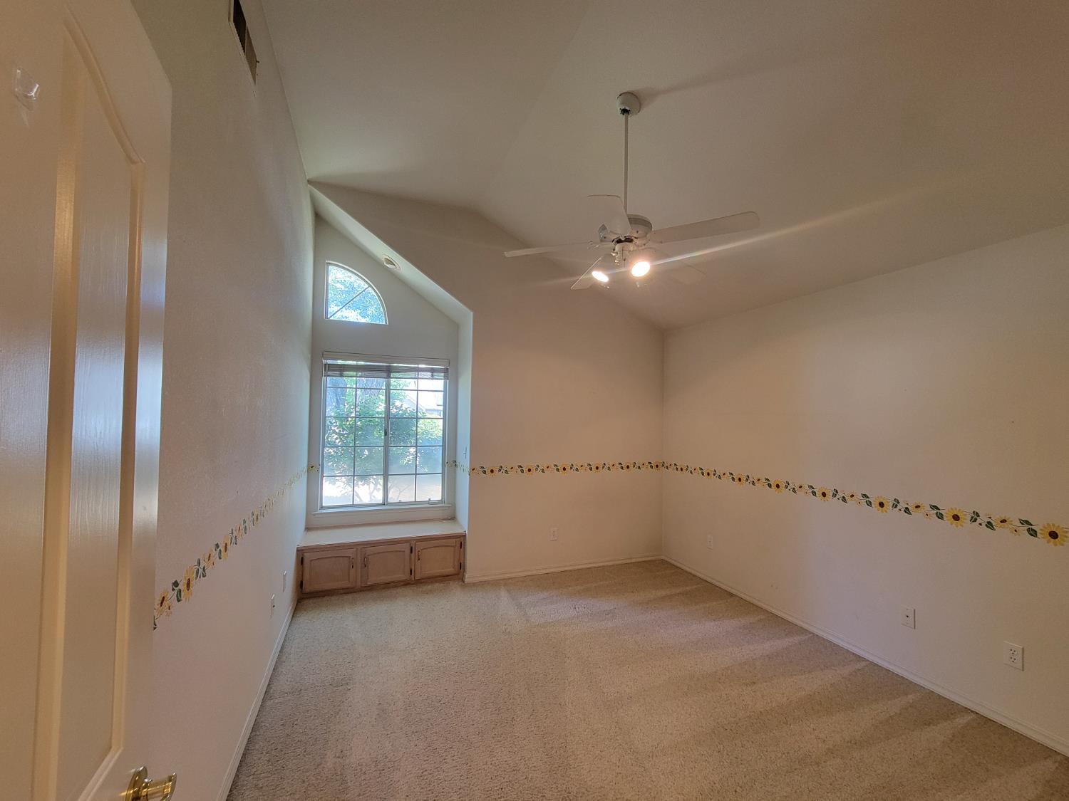 819 E Woodhaven Ln, Fresno, CA 93720