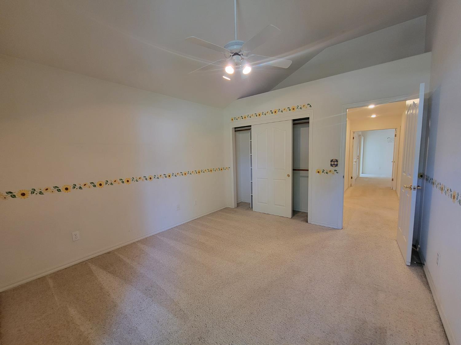 819 E Woodhaven Ln, Fresno, CA 93720