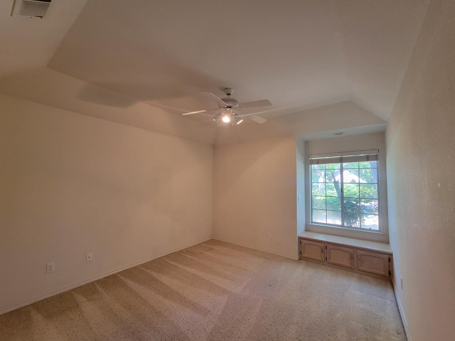 819 E Woodhaven Ln, Fresno, CA 93720