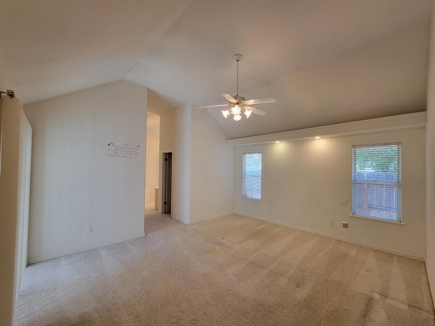 819 E Woodhaven Ln, Fresno, CA 93720